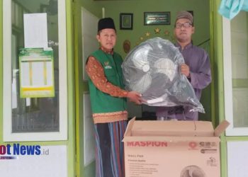 BAZNAS Kabupaten Mojokerto Salurkan Bantuan Program Mushalla Berseri di Trowulan