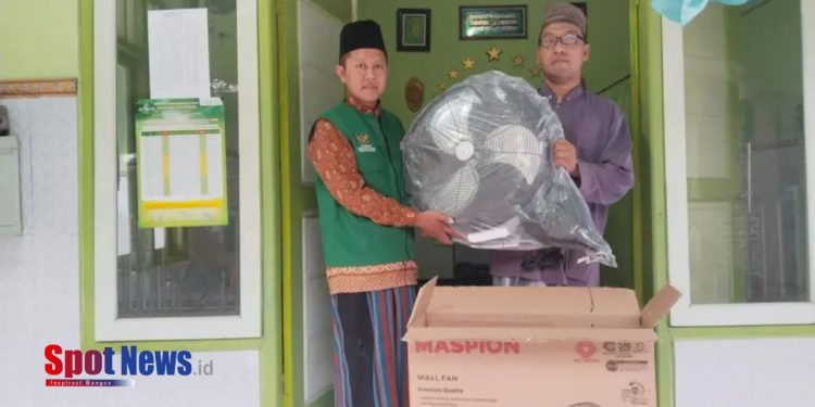 BAZNAS Kabupaten Mojokerto Salurkan Bantuan Program Mushalla Berseri di Trowulan