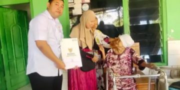 Peduli Lansia, BAZNAS Sidoarjo Berikan Kursi Roda dan Kruk di Kecamatan Tulangan