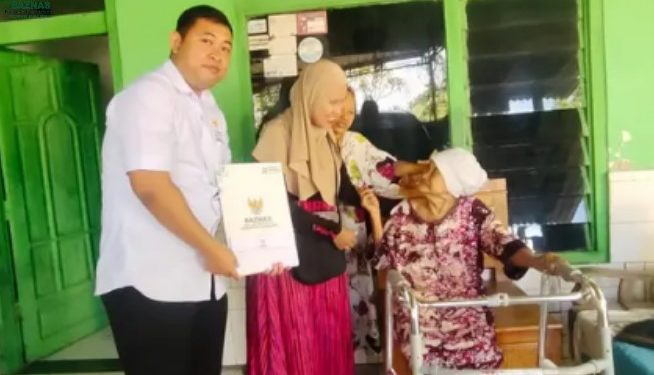 Peduli Lansia, BAZNAS Sidoarjo Berikan Kursi Roda dan Kruk di Kecamatan Tulangan
