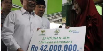 BAZNAS Kabupaten Blitar Serahkan Santunan BPJS Ketenagakerjaan Rp42 Juta kepada Ahli Waris Imam Masjid