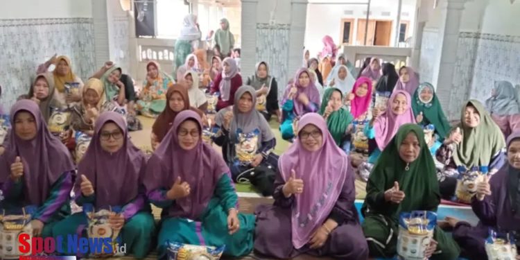 BAZNAS Pamekasan Salurkan Paket Zakat Fitrah Beras Premium untuk Masyarakat Prasejahtera