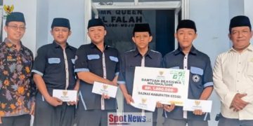 Tingkatkan Semangat Belajar, BAZNAS Kediri Salurkan Bantuan Beasiswa Pendidikan di SMK Queen Al Falah Mojo