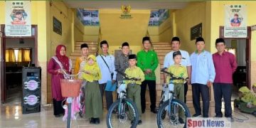 BAZNAS BANYUWANGI SALURKAN BANTUAN SEPEDA BARU UNTUK TIGA SISWA MI DI MUNCAR