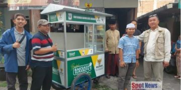 BAZNAS Surabaya Salurkan Rombong Usaha untuk Pemuda Disabilitas di Tambaksari
