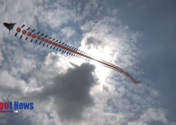 Angin Gending Datang, Warga Probolinggo Terbangkan Layangan Naga Raksasa