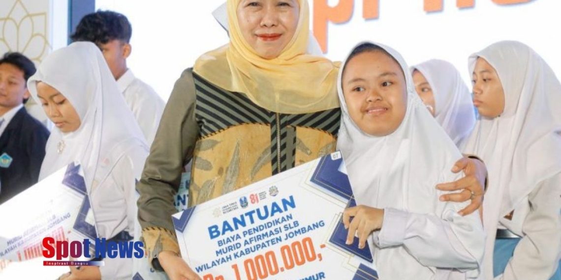 Khofifah Salurkan Beasiswa Afirmasi Rp112 Juta untuk 112 Pelajar di Jombang