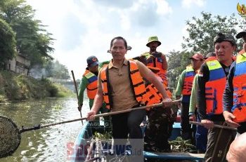 BAZNAS Kab.Tulungagung Tanggap Bencana dan Masyarakat Gotong Royong Bersihkan Bantaran Kali Ngrowo
