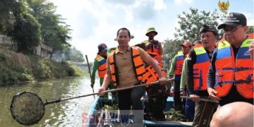 BAZNAS Kab.Tulungagung Tanggap Bencana dan Masyarakat Gotong Royong Bersihkan Bantaran Kali Ngrowo
