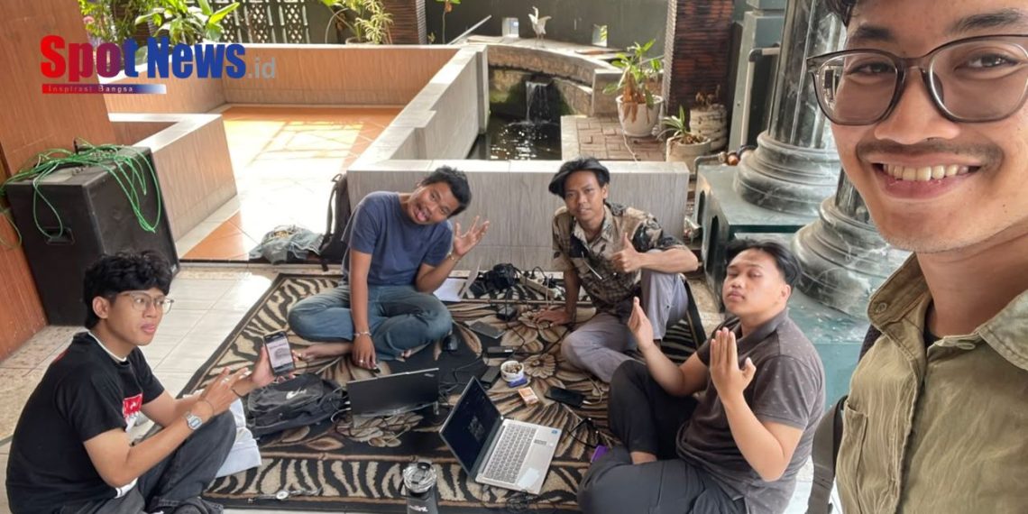 Penuh Semangat, Mahasiswa UNESA Optimalkan Media Sosial Pesantren Mukmin Mandiri