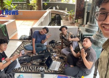 Penuh Semangat, Mahasiswa UNESA Optimalkan Media Sosial Pesantren Mukmin Mandiri