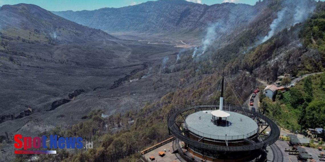 Cuaca Buruk Hambat Water Bombing, Pemadaman Kebakaran Bromo Maksimalkan Operasi Darat