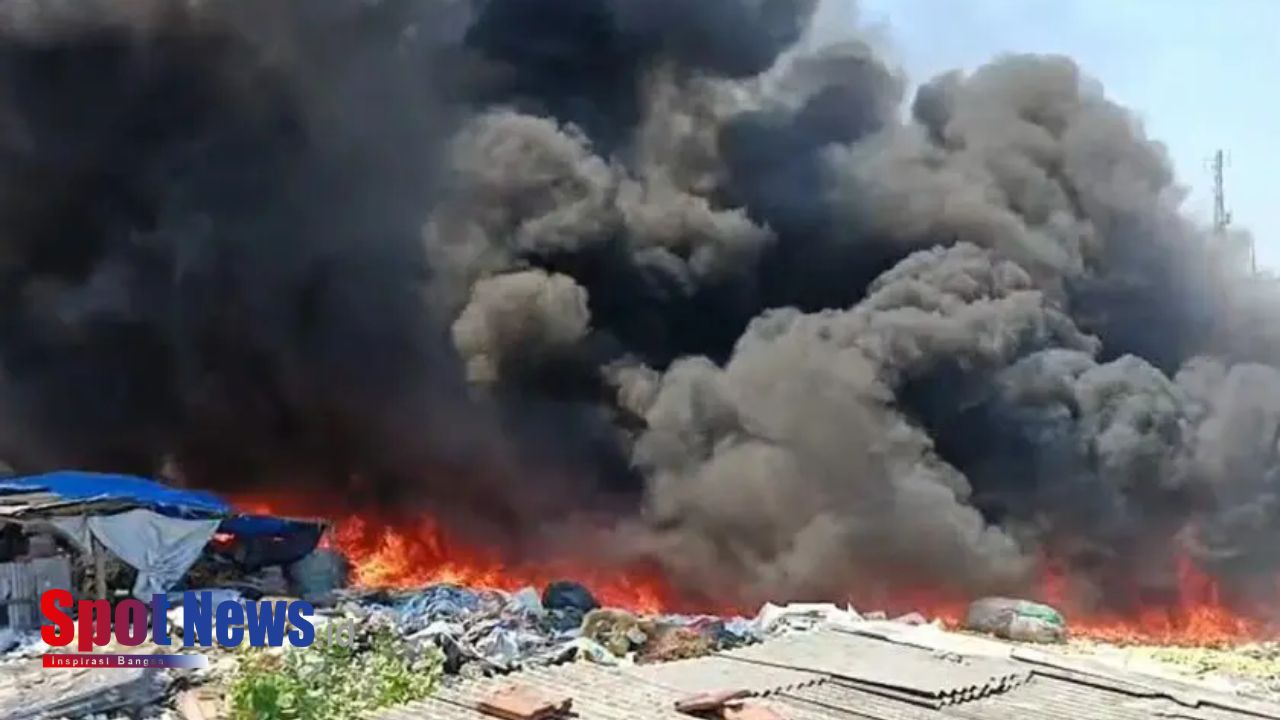 Kebakaran Tempat Rongsokan di Kepuhkiriman Waru, Asap Hitam Putih Membumbung Tinggi